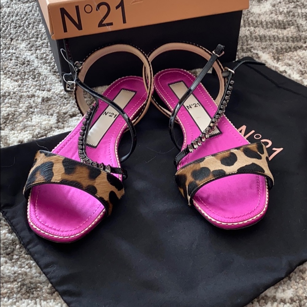 sandals N • 21